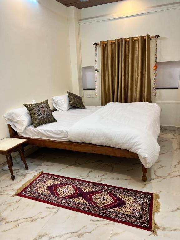 Modern minimalist bed detail with soft pillows and headboard.